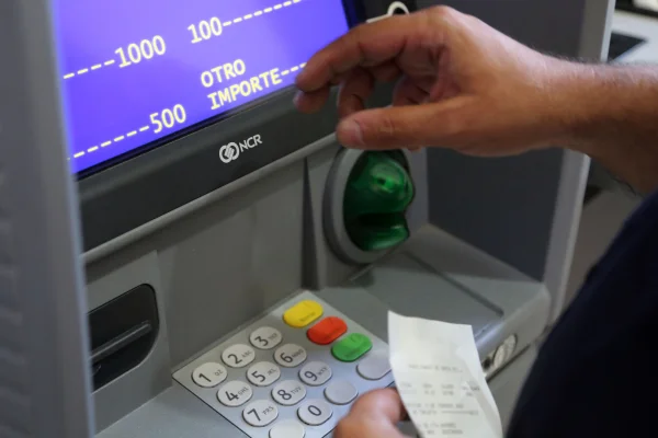 Continúa el pago de la quincenita a estatales