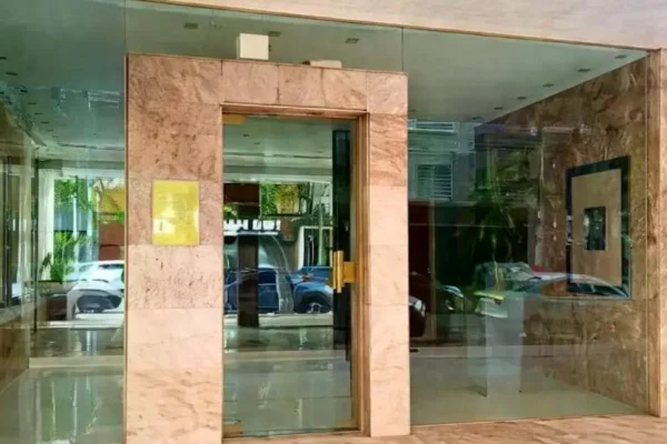 Citaron a declarar a la escribana que intervino en la compra del departamento de Adorni en Caballito