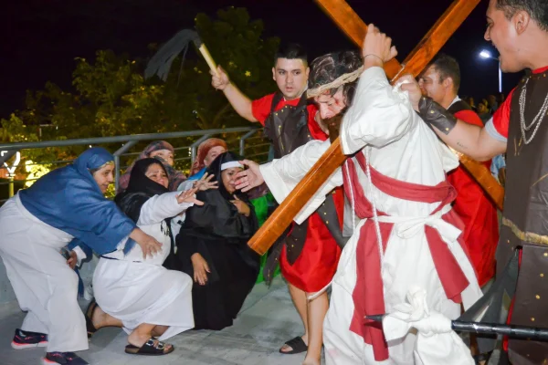 Emotivo Via Crucis Viviente en el Parque de la Juventudes