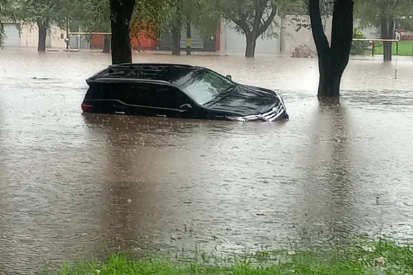 Mar del Plata bajo el agua por las lluvias: impactantes imágenes de una ciudad colapsada