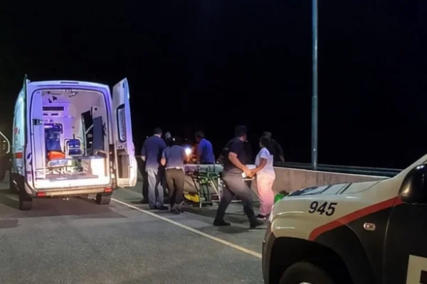 Robaron una caja registradora, chocaron y están detenidos