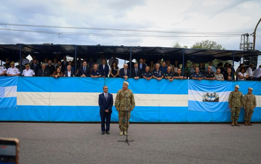 Miembros del Ejecutivo provincial y municipal, participaron del tradicional desfile del 2 de Abril, en homenaje a veteranos y ca&iacute;dos de Malvinas.