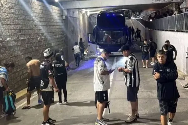 Un colectivo que llevaba hinchas de Chaco For Ever quedó atascado en un túnel en Banfield: hay varios heridos
