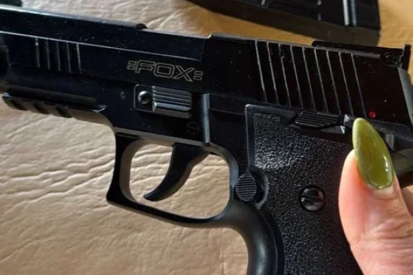 Un alumno entró con un arma a una escuela y le habría apuntado a sus compañeros