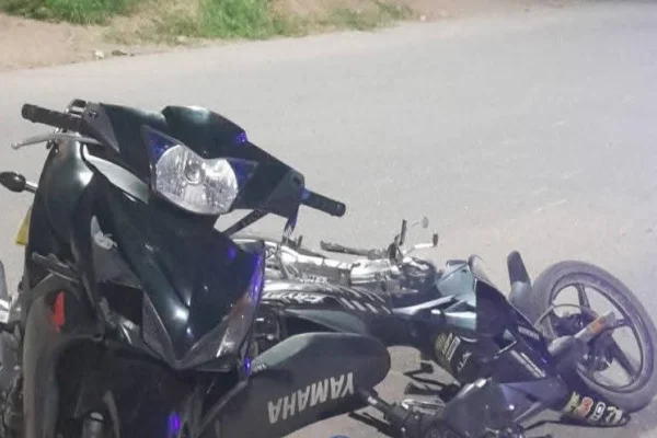Cuatro menores heridos tras colisión de motocicletas en Chamical