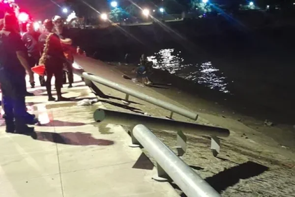 Pescadores rescataron a una mujer y a su hija tras caerse una camioneta al río
