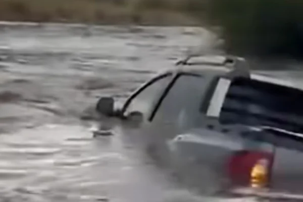 Rescataron a siete personas aisladas por la crecida de un arroyo en Pampa de Achala
