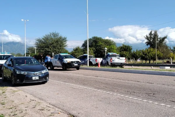 Una motociclista murió tras impactar contra un poste de luz