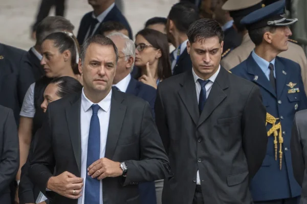 Vuelo privado a Punta del Este: Adorni contrató a un estudio de abogados para su defensa