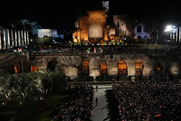 León XIV encabezó un multitudinario Vía Crucis en el Coliseo y pidió por la paz