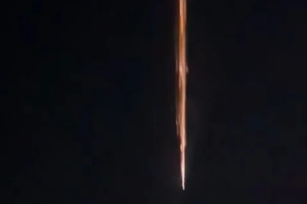 Lluvia de fuego en Río Negro: restos de un cohete chino cruzaron el cielo patagónico