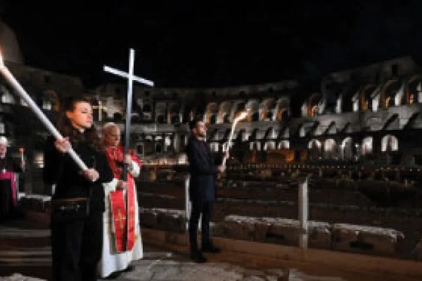 El Papa León XIV cargó la cruz durante las 14 estaciones