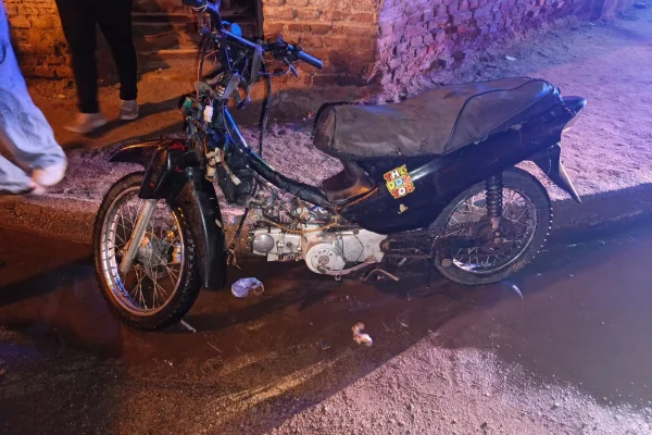 Una moto impactó contra una combi y dejó heridos