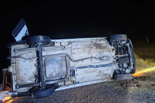 Remolcaban un auto, sufrieron un vuelco y solo hubo daños materiales