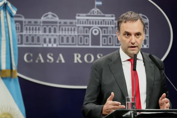 La Justicia avanza en la investigación por los viajes de Adorni y pidió más información