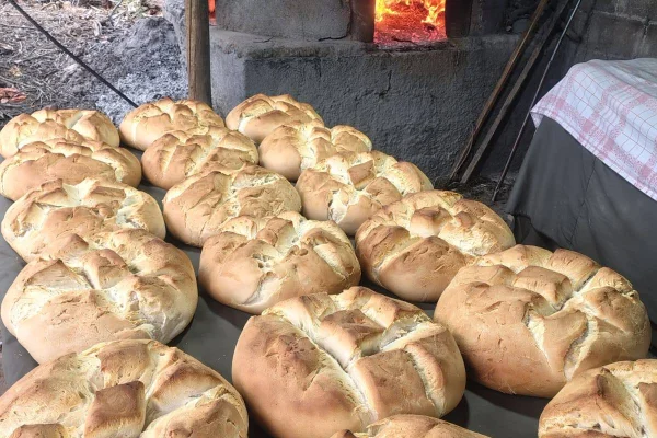  El pan casero gigante de la Costa Riojana se llevó toda la atención de los turistas