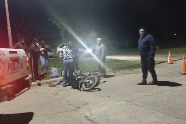 Olta: motociclista cayó al esquivar un bache y terminó hospitalizada