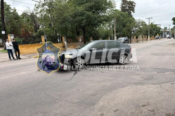 Una jóven sufrió heridas tras chocar con un auto