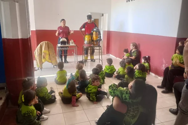 El Jardín Maternal “Happy Kids” visitó a los bomberos en su cuartel