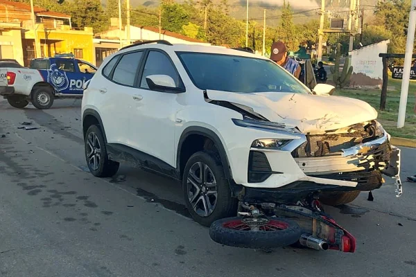 Fuerte siniestro vial dejó un motociclista con graves heridas