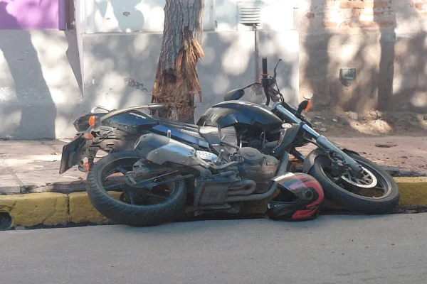Una motociclista chocó con un auto y terminó contra un árbol