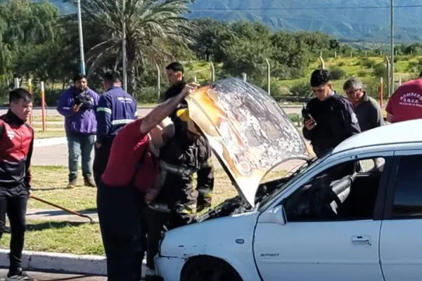 Incendio en un auto dejó daños materiales