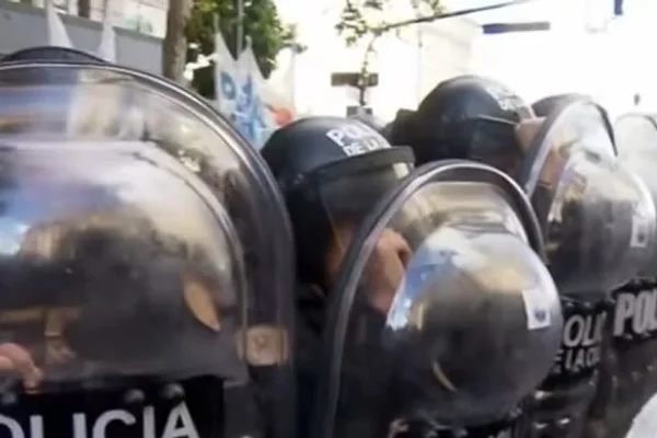 Incidentes entre la Policía y los manifestantes por la Ley de Glaciares: un detenido