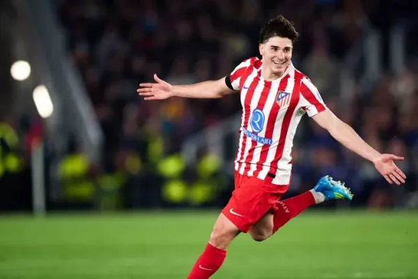 Atlético de Madrid se llevó la ida ante Barcelona con autoridad y un golazo de Julián Álvarez