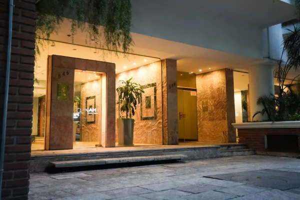 El hijo de una de las financistas fue quien reservó el departamento que después compró Adorni