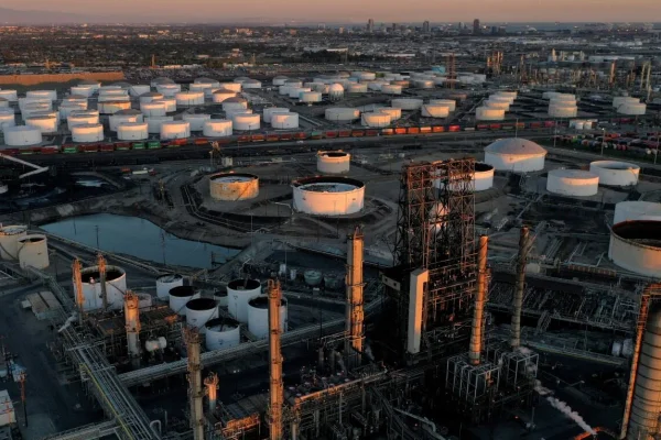 En medio de la frágil tregua entre EE.UU. e Irán, el petróleo vuelve a subir y se acerca a los US$100
