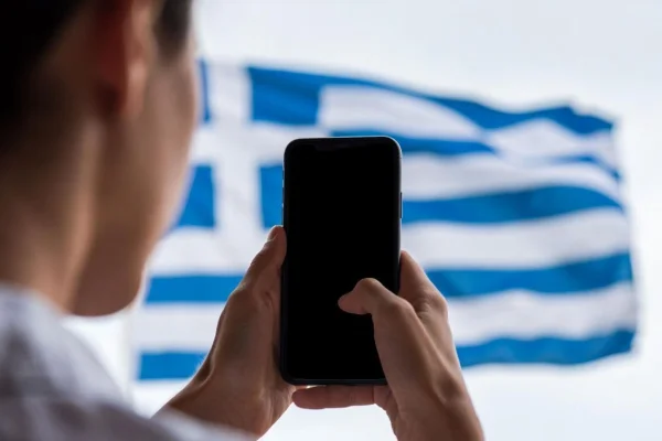 Grecia prohibirá las redes sociales a menores de 15 años y presiona a la UE para que se acople al bloqueo