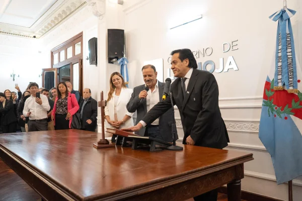 Quintela tomó juramento al nuevo secretario de Hacienda