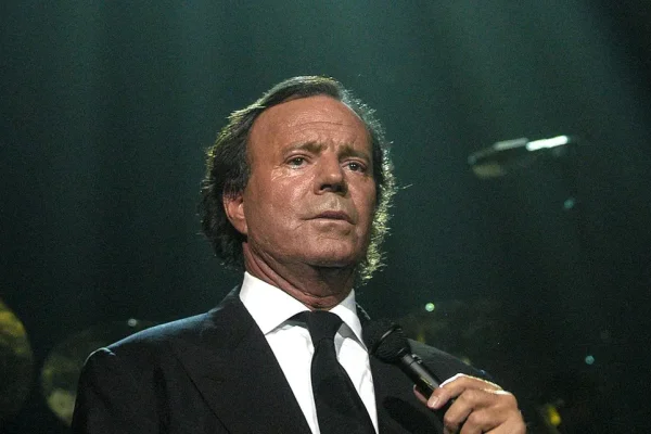 Citan a la vicepresidenta de España por sus dichos sobre Julio Iglesias