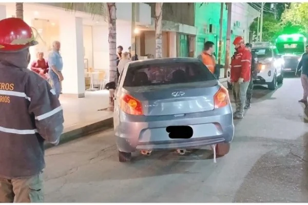 Perdió el control de su auto y terminó conta un árbol