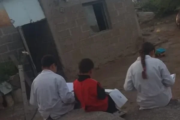 Tres estudiantes de Chepes deben subir a una cuesta para poder conectarse a Internet