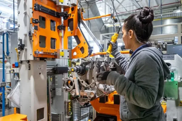 La actividad industrial cayó otro 8,7% en febrero