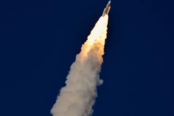 La misión Artemis II regresa a la Tierra tras completar su viaje alrededor de la Luna