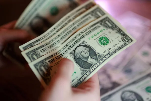 El dólar profundizó la caída y volvió a perforar los $1.400