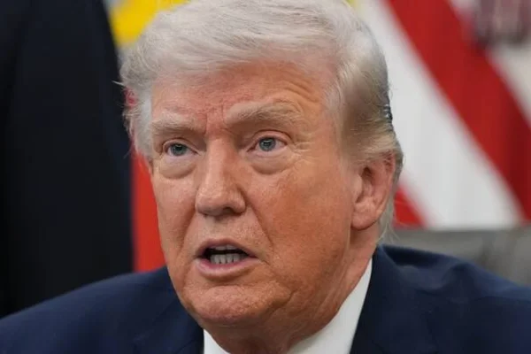 Trump asegura que bloqueará el estrecho de Ormuz