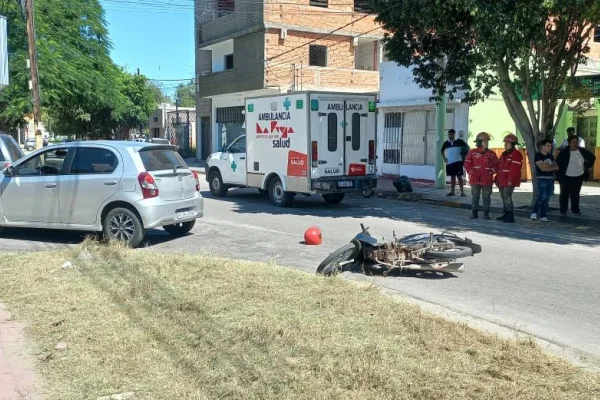 Una motociclista con heridas graves tras un choque con un auto