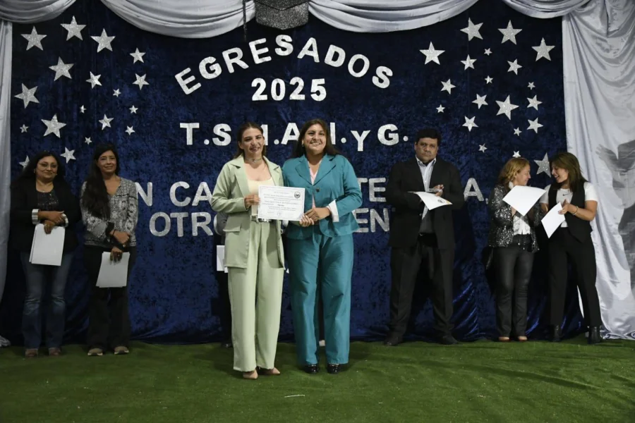 Gladys Gordillo hizo entrega de diplomas a egresadados en la emotiva ceremonia
