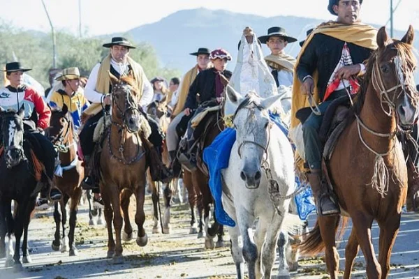 Multitudinaria cabalgata para homenajear a la Virgen del Valle