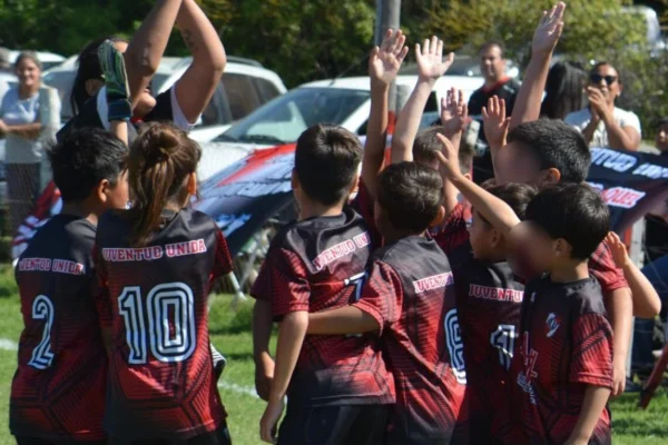 Violento ataque a un micro que llevaba nenes de un club de fútbol: uno sufrió graves heridas en los ojos