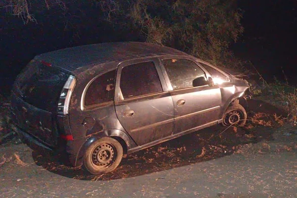 Un conductor manejaba ebrio, volcó y salió ileso