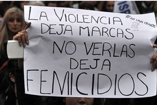 Un hombre fue arrestado por agredir a su pareja con un cuchillo en la Capital