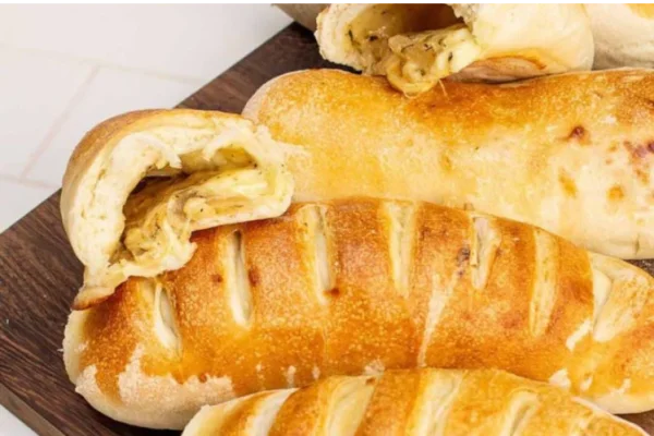 Pan relleno de cebolla caramelizada y queso: una opción fácil de hacer en casa