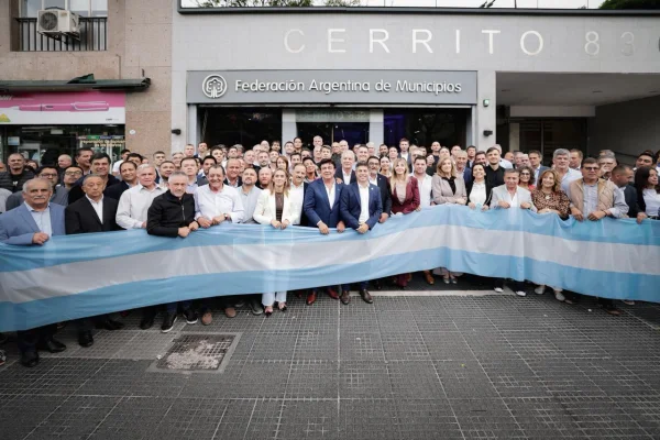 Ricardo Quintela encabezó el reclamo de intendentes por fondos retenidos y cuestionó al Gobierno nacional