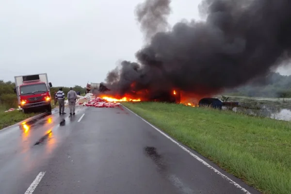 Choque entre dos camiones, incendio y muerte en Chaco