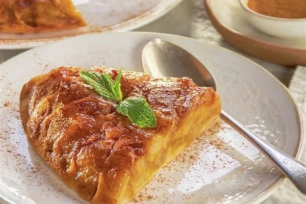 Tortilla dulce de manzana caramelizada: la receta fácil que reinventa un clásico