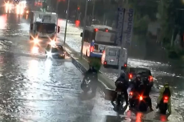  Inundaciones, demoras y más de 11 mil usuarios sin luz
